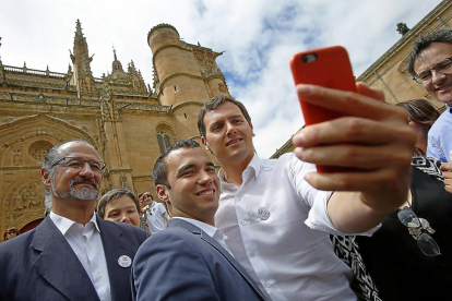 Luis Fuentes, Pablo Yáñez y Albert Rivera se hacen un selfie delante de la catedral de Salamanca, en un momento de la visita del líder de Ciudadanos.-E. CARRASCAL