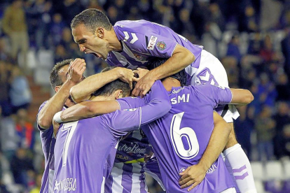 Una pila de jugadores blanquivioleta, con Nacho en la cúpula, celebra uno de los tantos del Real Valladolid.-J.M. LOSTAU