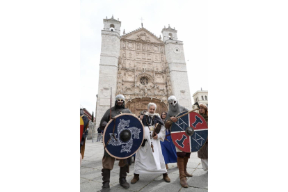 Desfile 'Valladolid tiene historia' en la Plaza San Pablo. -J.M. LOSTAU
