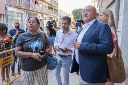 El alcalde Jesús Julio Carnero visita la calle Goya tras su explosión.- J.M. LOSTAU