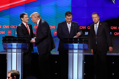 Trump saluda a Rubio (izquierda) al final del debate, junto a Ted Cruz y John Kasich, anoche en Florida.-AFP / JOE RAEDLE