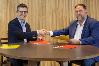 Félix Bolaños y Oriol Junqueras firmaron ayer el pacto entre el PSOE y ERC para la investidura de Pedro Sánchez.- E.M.