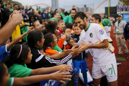 Raúl, en un acto con niños durante un partido con el Cosmos del 2015.-