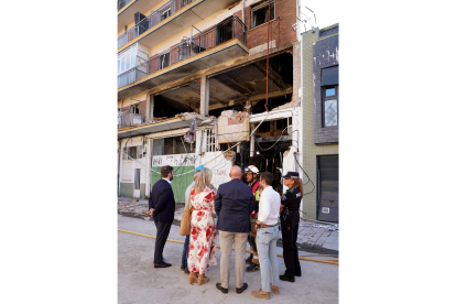 El alcalde de Valladolid, Jesús Julio Carnero, visita el lugar de la explosión en un bloque de viviendas de la calle Goya.- ICAL