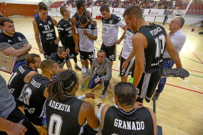 Hugo López habla con sus jugadores durante un tiempo muerto del Carramimbre-Cáceres jugado en Boecillo.-J. M. LOSTAU