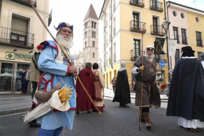 Desfile 'Valladolid tiene historia' en la Plaza San Pablo. -J.M. LOSTAU