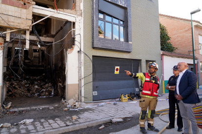 El alcalde de Valladolid, Jesús Julio Carnero, visita el lugar de la explosión en un bloque de viviendas de la calle Goya.- ICAL