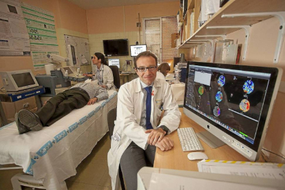 Juan Francisco Arenillas, jefe de Neurología del Clínico, en las instalaciones del hospital.-Pablo Requejo