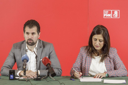 Tudanca, junto a la secretaria provincial del PSOE de Burgos, Esther Peña.-SANTI OTERO