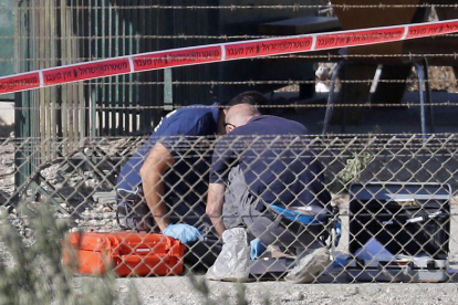 Policías israelís recopilan evidencias del lugar del ataque.-THOMAS COEX / AFP