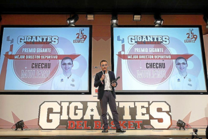 Chechu Mulero con su premio en la Gala de Gigantes del Basket.-GIGANTES