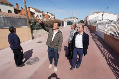El concejal de Movilidad y Espacio Urbano, Luis Vélez, visita las obras ejecutadas en Puente Duero. - AYUNTAMIENTO DE VALLADOLID