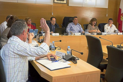 Sarbelio Fernández vota en contra de las dedicaciones para las concejalías que él ocupaba con el equipo de Gobierno al fondo.-PHOTOGENIC / PABLO REQUEJO