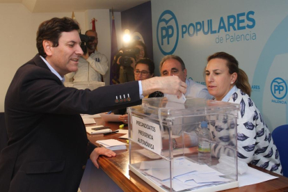 El presidente del PP de Palencia, Carlos Fernández Carriedo, vota en Palencia en las elecciones a la Presidencia del PPCyL-ICAL