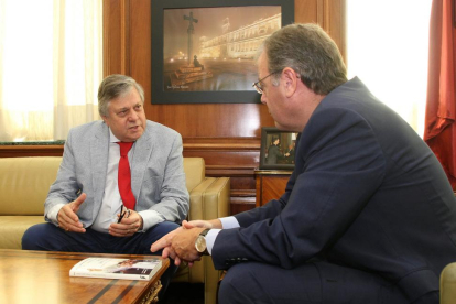El alcalde de León, Antonio Silván, recibe a Leopoldo López Gil (I), activista por la defensa de los Derechos Humanos en Venezuela y padre del opositor Leopoldo López.-ICAL