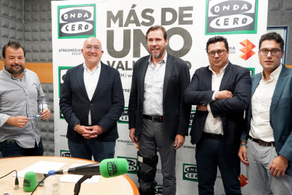 Raúl Rodríguez (Onda Cero), Jesús Julio Carnero, Óscar Puente, Luis Cañón (Onca Cero) y Roberto Mayado (Onda Cero).-ICAL