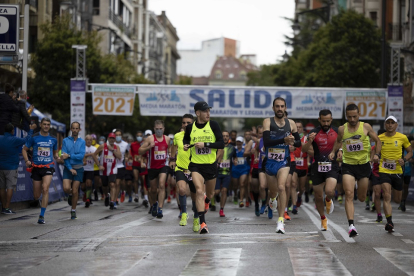 El ganador, David García, en el centro en la salida de la XXXII Media maratón de Valladolid. / J. C. Castillo.