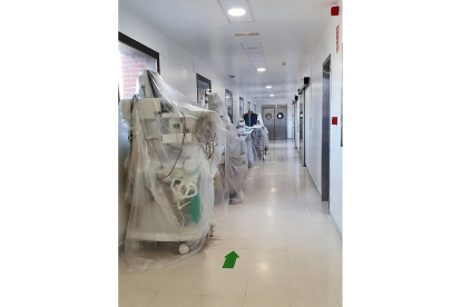 Los cuatro quirófanos, el paritorio, la REA y el área de esterilización del Hospital de Medina permanecen cerrados por filtraciones de agua.-E.M.
