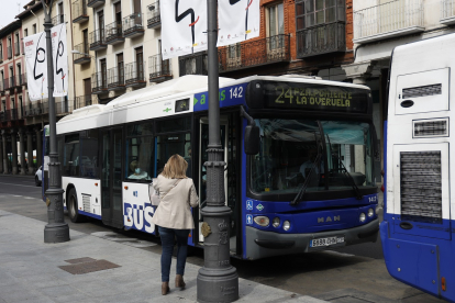 Autobús hacia La Overuela en la parada de Fuente Dorada. | E. M.