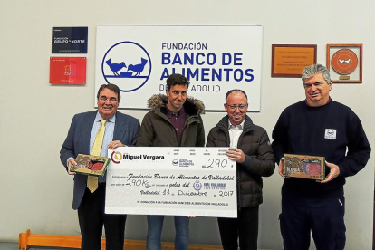 Mata hizo ayer entrega del cheque de 290 kilos de carne con el que el Grupo Miguel Vergara obsequia al Banco de Alimentos.-RVCF