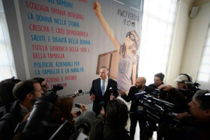 Brian S. Brown, presidente del Congreso Mundial de Familias, atiende a la prensa en Verona.-FILIPPO MONTEFORTE (AFP)