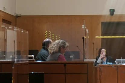 La condenada, en primer plano, y su esposo, en la vista de conformidad celebrada en la Audiencia de Valladolid. E.P.
