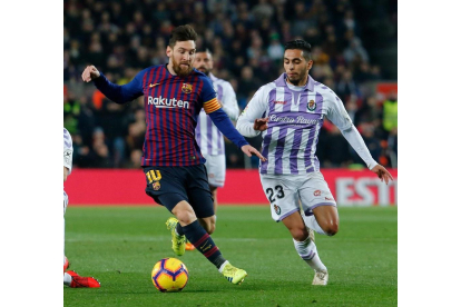 Anuar persigue a Messi en una jugada del partido del pasado sábado.-PAU BARRENA / AFP