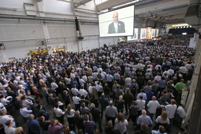 Asamblea de trabajadores en la sede de Volkswagen.-Roland Nipaul / EFE