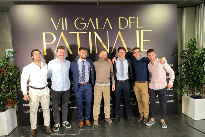 ÁngelRuiz y los cinco jugadores del CPLV premiados en la Gala de Patinaje. / E.M