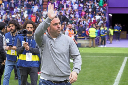 Sergio González saluda a la afición en el último partido de la pasada temporada.-PABLO REQUEJO
