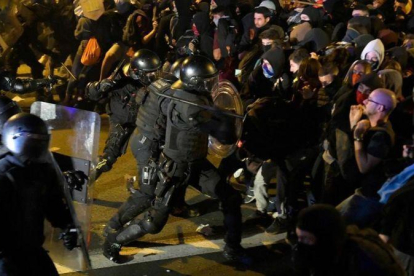 Agentes de la Policía en los disturbios de Barcelona.-