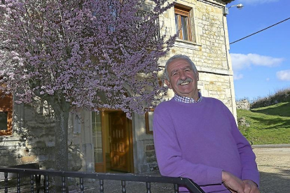 Juan Manuel Díaz, frente a la fachada del Ayuntamiento de Berzosilla, un enclave de Palencia en Cantabria.-MANUEL BRÁGIMO