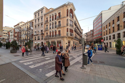 Transeúntes por la calle Santiago de Valladolid en una foto de archivo. PHOTOGENIC