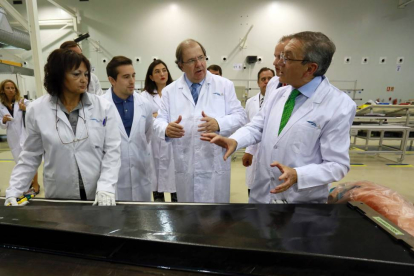 El presidente de la Junta de Castilla y León, Juan Vicente Herrera, visita la compañía Aciturri. Junto a él, el presidente del grupo Aciturri, Ginés Clemente-Ical
