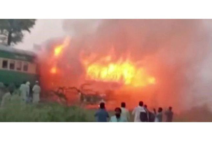 Tren accidentado en llamas en Rahim Yar Khan (Pakistán).-ASGHAR BHAWALPURI