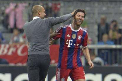 Pep Guardiola felicita a Xabi Alonso en un partido del Bayern.-Foto: AP / KERSTIN JOENSSON
