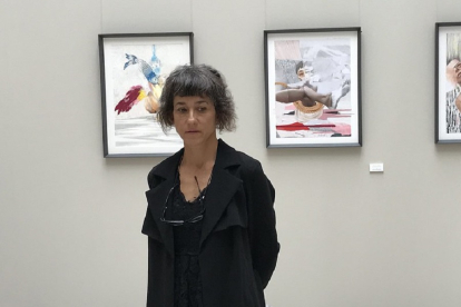Helena Zapke junto a varias de sus obras expuestas. | MUVA