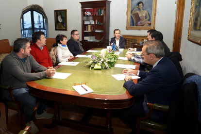 ICAL - El presidente de la Diputación de Valladolid, Conrado Íscar, se reúne
con alcaldes de la provincia de Valladolid - ICAL