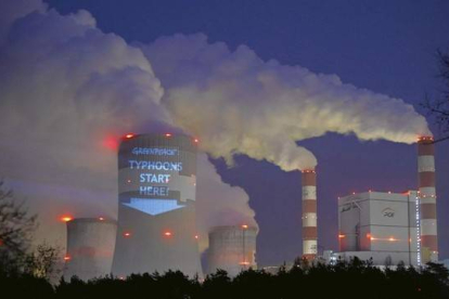 Proyección de Greenpeace sobre la central térmica de Belchatow.-Foto: ARCHIVO / REUTERS