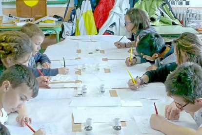 Alumnos del colegio medinense Clemente Fernández de la Devesa en una de las actividades del 'mes del libro'-Clefede