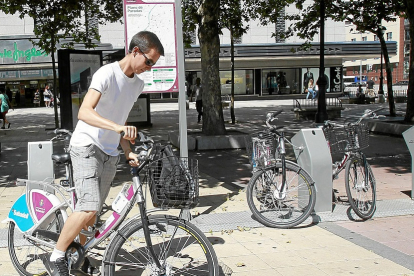 Una de las peticiones versa sobre la implantación de un nuevo sistema público de alquiler de bicicletas. J.M. LOSTAU