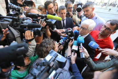 El abogado de Messi, Enrique Bacigalupo, contesta a un enjambre de periodistas a la entrada de la Audiencia de Barcelona, esta mañana-DANNY CAMINAL