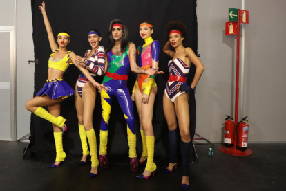 Mario Vaquerizo junto al resto de modelos con bañadores de Sardá y cintas de Pablo y Mayaya.-R.G.: SERGIO PÉREZ