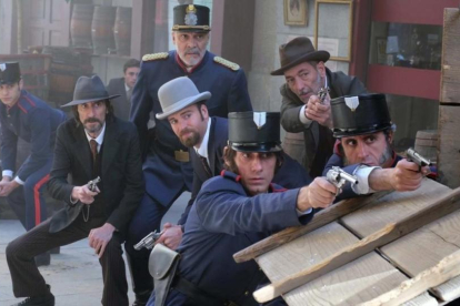 El actor Carles Francino (con sombrero claro), en una escena de acción de la nueva temporada de la serie de TVE-1 'Víctor Ros'-