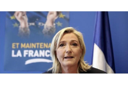 Marine Le Pen, en una conferencia de prensa en Nanterre.-AP / KAMIL ZIHNIOGLU