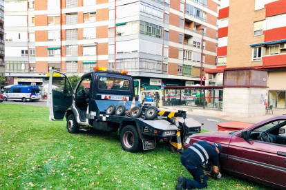 Un conductor da positivo en alcoholemia tras subirse con su coche en la zona ajardinada de la rotonda de la plaza Circular de Valladolid. - ICAL
