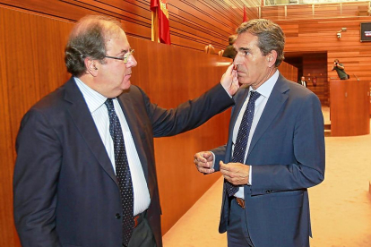 Herrera con el nuevo portavoz del PP ayer en las Cortes.-J. M. LOSTAU