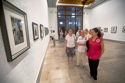 Visita de Cruz Roja a la exposición ‘Instantes decisivos de la fotografía. Colección Julián Castilla’, en el Museo de la Pasión.-J.C. CASTILLO / PHOTOGENIC