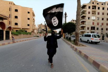 La capital del califato 8 Un miliciano del Estado Islámico en Raqa (Siria), en el 2014.-ARCHIVO / REUTERS