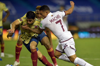 Colombia's Stefan Medina (L) and Venezuela's Darwin Machis vie for the ball during their 2022 FIFA World Cup South American qualifier football match at the Roberto Melendez Metropolitan Stadium in Barranquilla, Colombia, on October 9, 2020, amid the COVID-19 novel coronavirus pandemic. (Photo by Raul Arboleda / POOL / AFP)